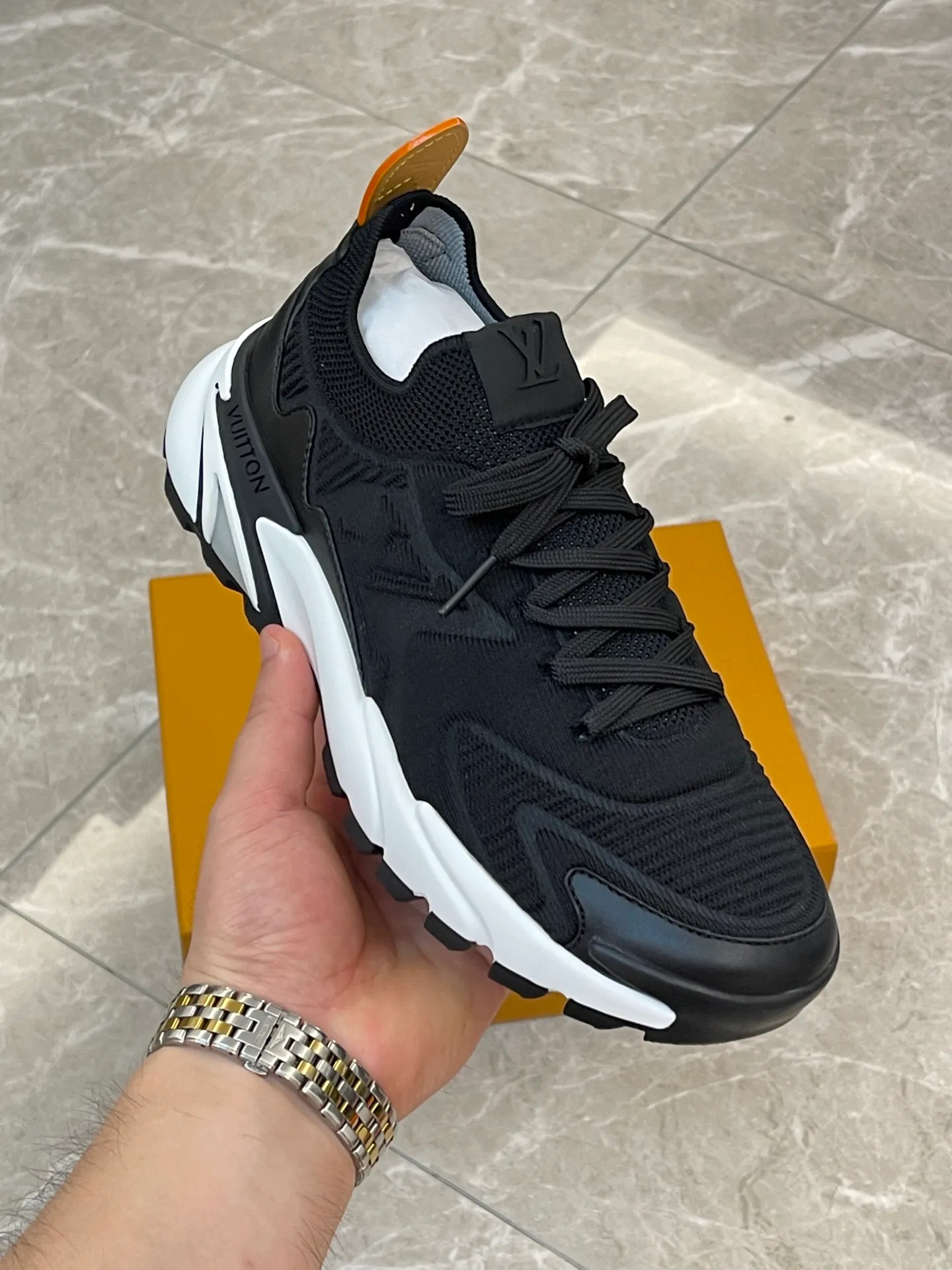 [L Home] Top P: 700💰 Size: 39-44 (customized at 38.45.46) LV Donkey Brand Louis Vuitton RUNNER TATIC new men's sneakers This LV Runner Tatic sneaker uses a whole piece of technical knitting to create an easy-to-take-off design, and then outlines the upper with cow leather trim. The LV logo on the side releases a dynamic atmosphere between the textures, the leather back strap is shaped like the handle fastener of the Louis Vuitton leather goods series, and the lightweight and wear-resistant two-tone rubber sole completes the whole. The toe and heel wrap details continue to provide comfortable fabric foot support, creating a stylish and stylish upper! Comes with full original packaging!